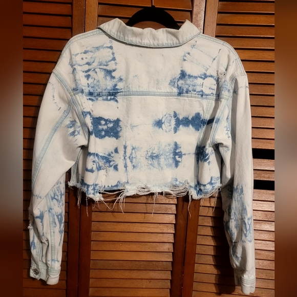 Guess White Denim Jacket with Light Blue Accents - Picture 11 of 12
